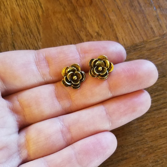 NWOT Gold Bronze Flower Studs - Picture 5 of 7